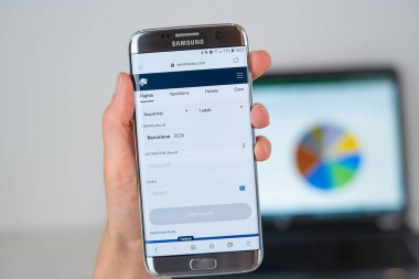 Telefon ekranında Aeromexico şirketin web sitesi.