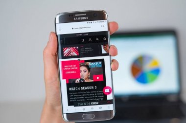 Telefon ekranında Maybelline şirketin Web sitesi.