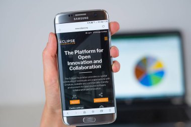 Telefon ekranında Eclipse Vakfı şirketin Web sitesi.