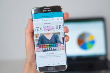 Telefon ekranında Scrapbook şirketin web sitesi.