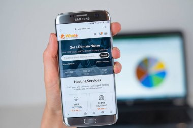 Telefon ekranında Whois.com şirketin web sitesi.