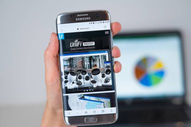 Telefon ekranında Inify Protect şirketinin Web sitesi.