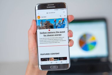 Telefon ekranında Shell şirketinweb sitesi.