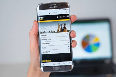 Telefon ekranında Cat.com şirketin web sitesi.
