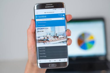 Telefon ekranında Sanmar şirketin web sitesi.