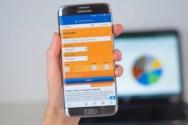Hotelsone şirketinin telefon ekranındaki web sitesi.