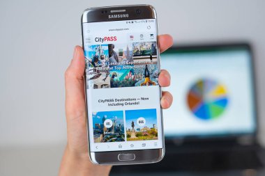 Telefon ekranında Citypass şirketin Web sitesi.
