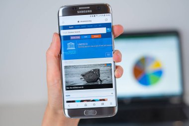 Telefon ekranında Unesco şirketinin Web sitesi.