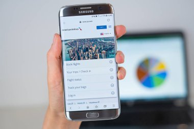 Telefon ekranında American Airlines şirketinin web sitesi.