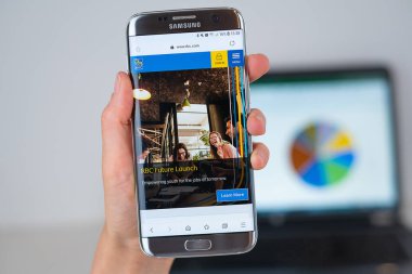Telefon ekranında Rbc şirketin web sitesi.