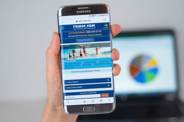 Telefon ekranında Cruise.com şirketin web sitesi.