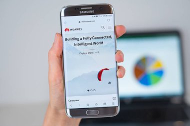 Telefon ekranında Huawei şirketin Web sitesi.
