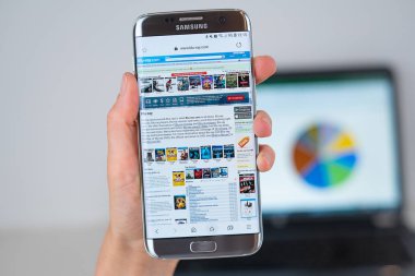 Telefon ekranında blu-ray şirketin web sitesi.