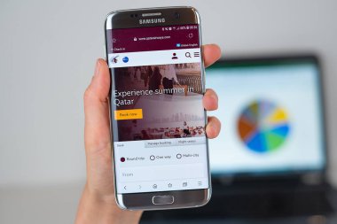 Telefon ekranında Qatarairways şirketin web sitesi.