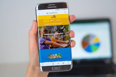 Telefon ekranında Lego şirketin Web sitesi.