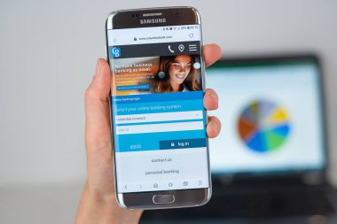 Telefon ekranında Columbiabank şirketinin Web sitesi.