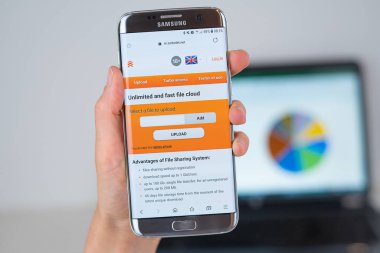 Turbobit şirketinin telefon ekranındaki web sitesi.