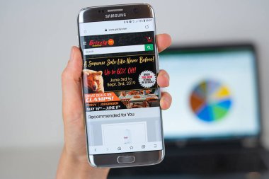 Telefon ekranında Grizzly şirketin web sitesi.