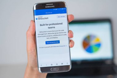 Telefon ekranında Atlassian Bitbucket şirketin web sitesi.