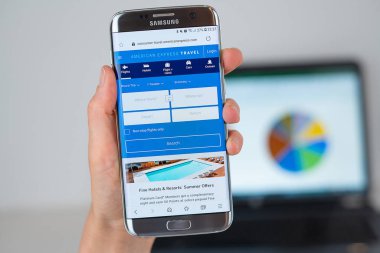 Telefon ekranında American Express Travel şirketinin web sitesi.