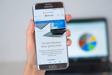 Telefon ekranında Microsoft şirketinin Web sitesi.