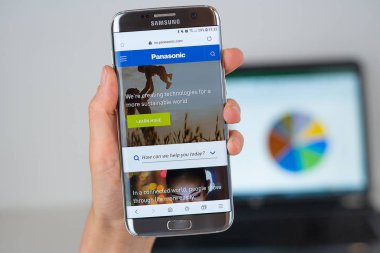 Telefon ekranında Panasonic şirketinin web sitesi.