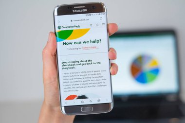 Telefon ekranında Commerce Bank Web sitesi.