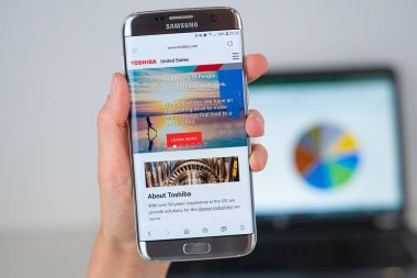 Telefon ekranında Toshiba şirketin web sitesi.