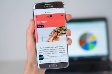 Telefon ekranında Tunein şirketinin Web sitesi.