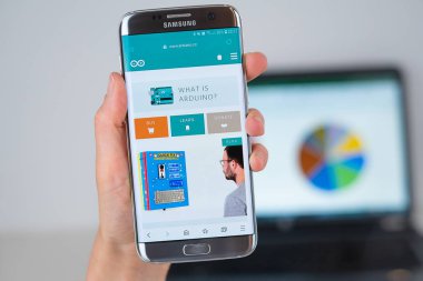 Telefon ekranında Arduino şirketin Web sitesi.