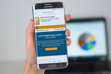 Telefon ekranında Monex şirketin web sitesi.