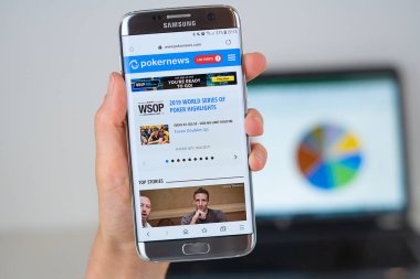 Telefon ekranında Pokernews şirketinin Web sitesi.
