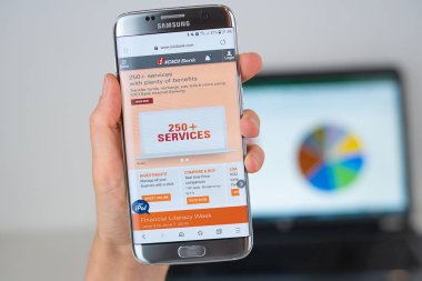 Telefon ekranında Icici Bank web sitesi.
