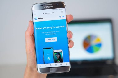 Telefon ekranında Shazam şirketin Web sitesi.
