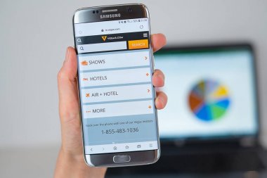 Telefon ekranında Vegas şirketin web sitesi.