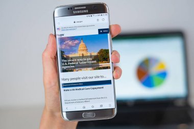 Telefon ekranında ABD Hükümeti Web sitesi.