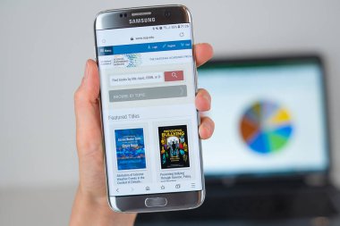 Ulusal Akademiler Web sitesi telefon ekranında basın.