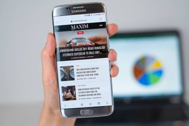 Telefon ekranında Maxim dergisinin Web sitesi.