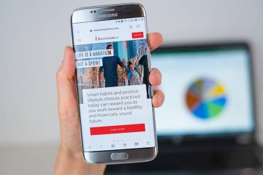 Telefon ekranında Transamerica şirketin Web sitesi.