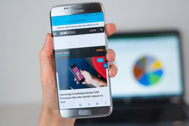 Telefon ekranında Sammobile şirketin Web sitesi.