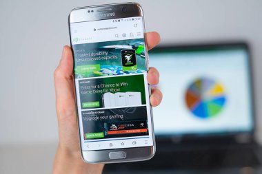 Telefon ekranında Seagate şirketinin web sitesi.