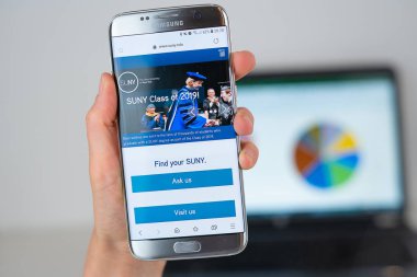 Telefon ekranında New York Eyalet Üniversitesi Web sitesi.