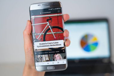 Telefon ekranında bisiklet şirketin Web sitesi.