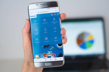 Philips şirketinin telefon ekranındaki web sitesi.