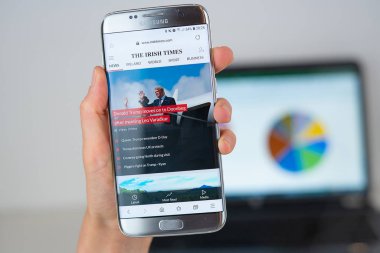 Telefon ekranında Irish Times Web sitesi.