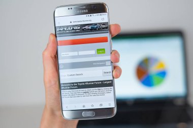 Telefon ekranında Toyota 4runner Web sitesi.