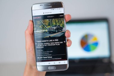 Telefon ekranında Gmc şirketin web sitesi.