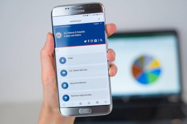 Abd Büyükelçiliği'nin web sitesi telefon ekranında.