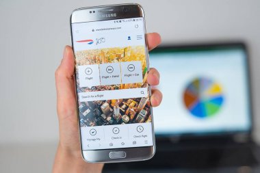 Telefon ekranında Britishairways şirketin web sitesi.
