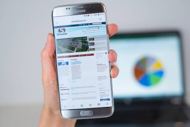 Telefon ekranında Schneider şirketin web sitesi.